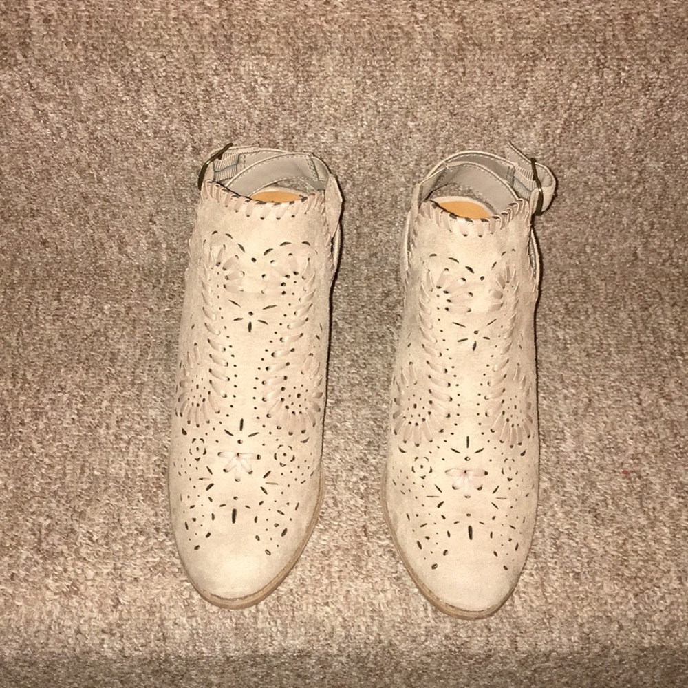🤠 NWT Sugar Taupe Fabric Western Booties